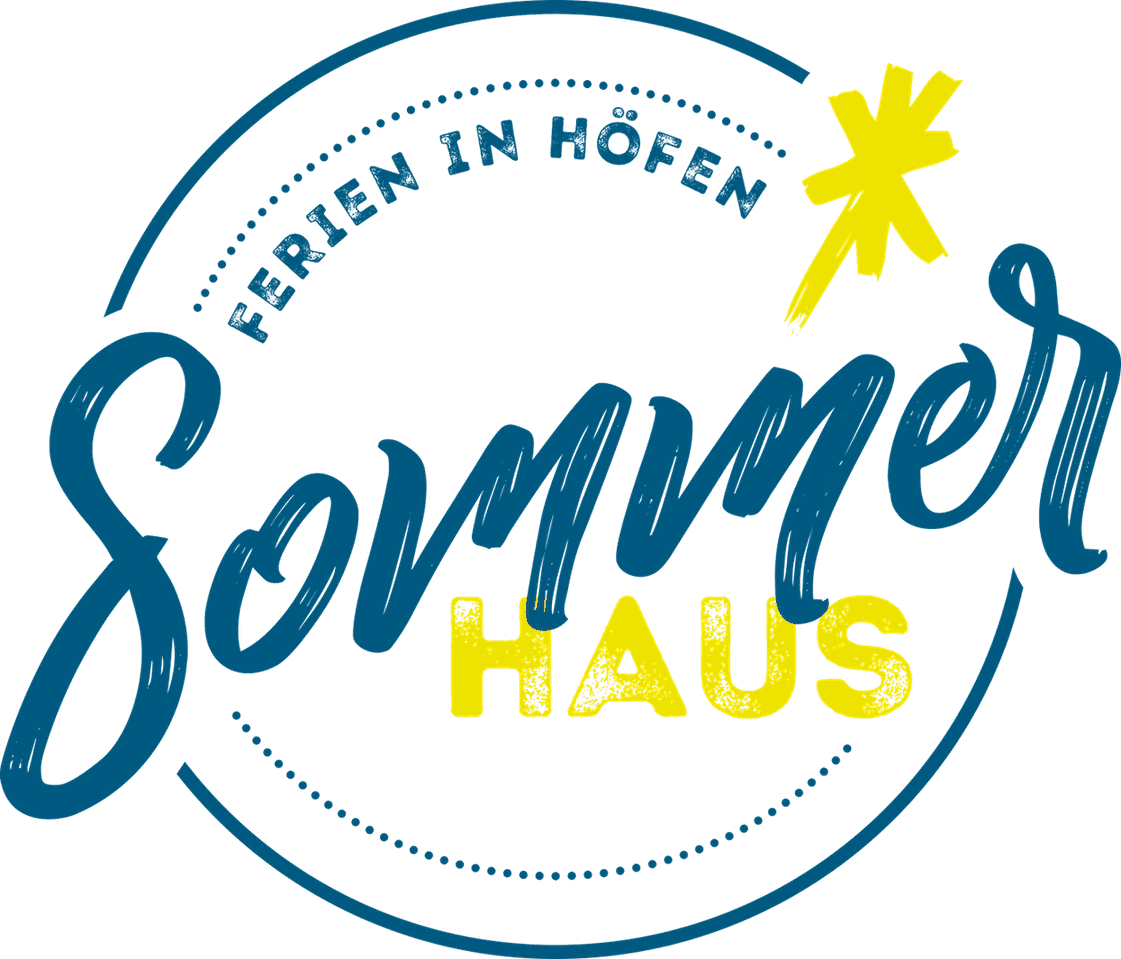Logo mit dem Schriftzug „FERIEN IN HÖFEN Sommer HAUS“ in blau-gelber Schrift, umgeben von einer blauen Umrandung und mit einem gelben Sternchen-ähnlichen Symbol oben rechts.